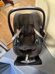 Britax Römer Babysafe Isense med vridbar flexbas