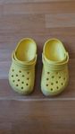 crocs gula storlek C11 (EU 28/29)