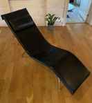 Liggfåtölj / Lounge chair svart läder kromade ben