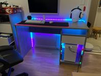 Skrivbord med RGBIC led slingor för gamers