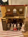 Sylvanian familj med mysiga stugan