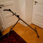 Reparationsställ för cykel.