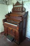 Orgel med Klockspel ca: år 1882 B Shoninger New Haven USA