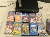 VHS spelare med fjärrkontroll och 30 filmer