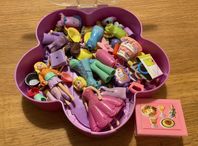 Blomformad plastlåda med diverse Polly Pocket