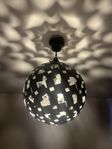 Designlampa i svartlackerad metall