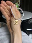 Chanel charm och pärlhalsband