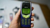 Klassiska NOKIA 8210 mobiltelefon med massor av tillbehör 