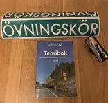 Övningskörning/B-körkort: Skylt, backspegel, teoribok