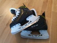 IsHockey Skridsskor CCM  37.5 sparsamt använd.