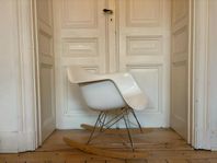 Vit gungstol Charles Eames 