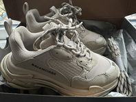 BALENCIAGA WOMEN'S TRIPLE S SNEAKER IN BEIGE            