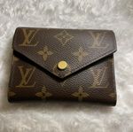 LOUIS VUITTON VICTORINE PLÅNBOK 