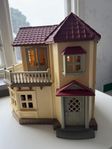 Sylvanian Families hus med kaninfigurer och möbler