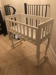 Oslo Bedside Crib spjälsäng 