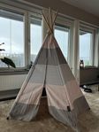 Underbart lektält från roommate, en tipi till barnrummet.