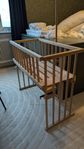 Babybay sidosäng/bedsidecrib med flera tillbehör 