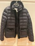 Moncler jacka, st 1, Nypris 22000 kr