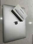 MacBook Air M1 2020 i mycket bra skick+ny mus och datorväsk