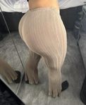 Fashion Nova beige byxor, Strl M