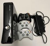 Xbox 360 med 3 kontroller och 5 spel