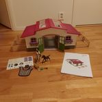 Stall med tillbehör (Schleich)