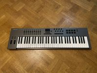 Nektar Impact LX61+ med sus pedal och pianostativ