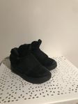 Coola Adidas skor i svart mocka stl 25