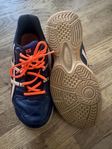 Asics inneskor stl 39- nyskick 