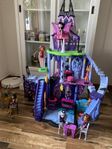 Stort Monster High slott med dockor