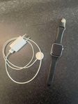 Apple Watch Series 3 (42mm) med laddare