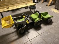 Traktor med frontlastare och släp