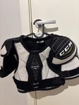 CCM axelskydd JR M