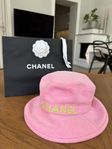 Chanel hatt (Denim Logo Bucket Hat Pink Yellow)