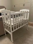 Bedside crib / spjälsäng med tillbehör 