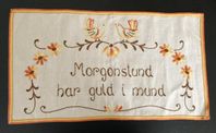 Handbroderad bonad - Morgonstund har guld i mund