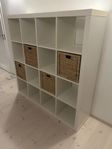 IKEA Expedit (Kallax) bokhylla + 4 st BRANÄS korgar