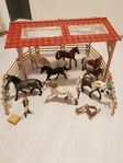 schleich 8 hästar med hage och tillbehör 