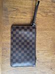 Clutch Neverfull, Louis Vuitton! Nyskick! Kvittokopia finns.