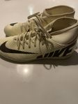 Nike inomhus fotbollsskor stl 42,5