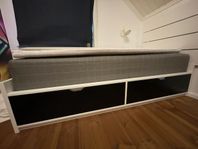 Säng 90cm med resårmadrass IKEA