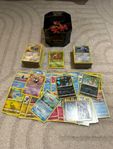 FYNDA - Pokémon Box - 300 st Pokémon Kort i varje låda