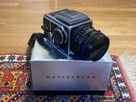 Hasselblad 500C/M + Planar FC 80 f/2.8 + A-12 filmmagasin