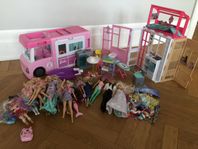 Barbie (paket med husbil, hus, dockor, kläder etc) 