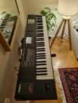 Roland FA-07 synth workstation med ställ och väska