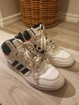 Äkta skinn Adidas sneakers stl 43,5 i mycket bra skick