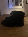 Svarta UGGs stl 44