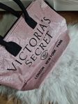 rosa glittrig victoria secret shopper