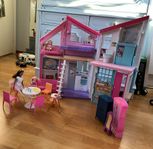 Barbiehus (Barbie Malibu house) + 19 st Barbiedockor 