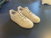 Nike Air Force 1 07 str 39 knappt använda